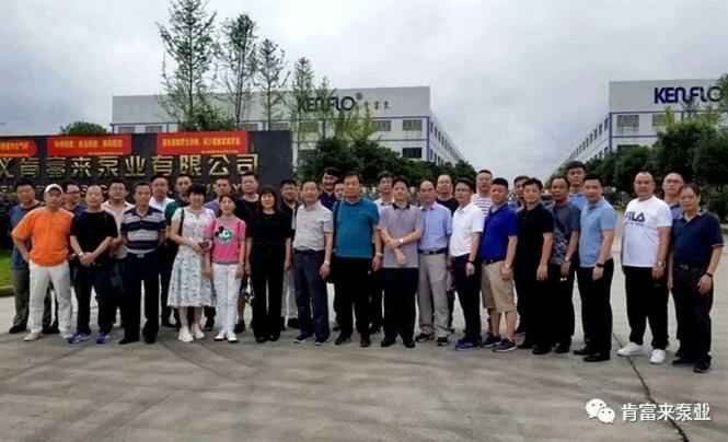 与会人员在遵义星空网站网页版入口-星空(中国)有限公司大门口合影留念